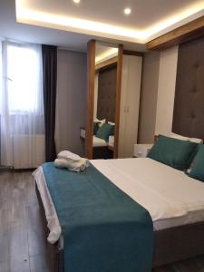sypialnia z dużym łóżkiem i oknem w obiekcie Hotel Tulip House w Stambule
