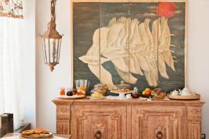 una mesa con comida encima de un armario de madera en Miland Suites, en Adamas