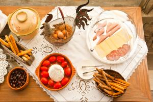 una tabella ricoperta con diversi tipi di alimenti su una tavola di Miland Suites ad Adámas