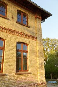 - un bâtiment en briques avec des fenêtres sur le côté dans l'établissement Gutshaus Lexow, à Lexow