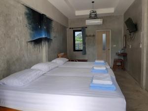 Postel nebo postele na pokoji v ubytování Baan Rabiangdao UthaiThani