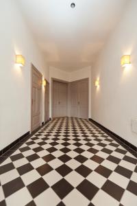 une pièce vide avec un sol en damier noir et blanc dans l'établissement Gutshaus Lexow, à Lexow