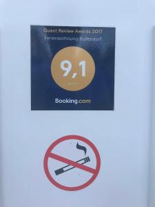 una señal en una puerta con una señal de no fumar en Ferienwohnung-Bullendorf, en Bullendorf