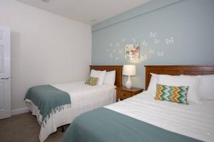 Un ou plusieurs lits dans un hébergement de l'établissement 2956 Lucaya Village - Gorgeous Four Bed Condo Close to Disney Area