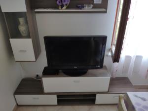 een flatscreen-tv op een dressoir bij Anja in Umag