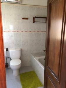 A bathroom at Cal Fuste Még 25 kép