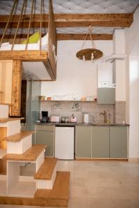 cocina grande con armarios verdes y suelo de madera en 1881 Brasov old town - double room en Braşov