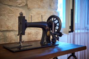 una máquina de coser sobre una mesa de madera en Apartment Capo Residence - Old Town - Parking en Trogir