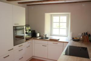 Η κουζίνα ή μικρή κουζίνα στο Ferienhaus Sprink Vulkaneifel +26 φωτογραφίες