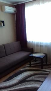 Ruang duduk di ул.Орджоникидзе 88 - однокомнатная квартира рядом с Курортной зоной
