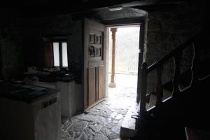 a kitchen with a door leading to a doorway at Hotel Rural Llerau in Taranes