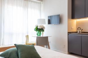 Kuchyňa alebo kuchynka v ubytovaní BePlace Garibaldi Suites