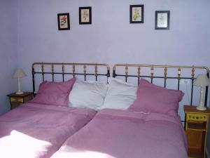 Un pat sau paturi într-o cameră la Casa Rural El Llao Y Los Fresnos - El Urogallo