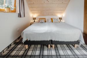 a bedroom with a large bed in a room at Harny Domek in Kościelisko