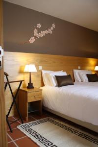 a bedroom with two beds and a wall with flowers at Casa de l Bárrio in Picote