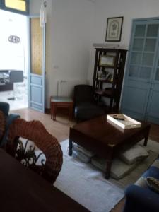 a living room with a table and a couch at Casa De Comedias in Almagro