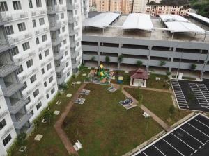uma vista aérea de um jardim no meio de um edifício em Wan Homestay Putra Impian em Kajang