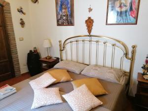una camera da letto con un letto con cuscini sopra di Mauripe a Misterbianco