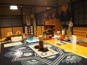 een kamer met een tafel met een tafelkleed erop bij Kakure-Yado Yuji-inn in Kurashiki