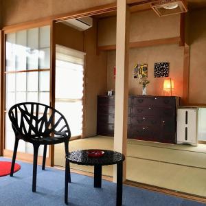 una silla y una mesa en una habitación en One Rest Private House, en Naoshima