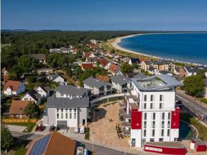 - une vue aérienne sur une ville à côté de l'océan dans l'établissement Ferienwohnung SteinReich, à Glowe