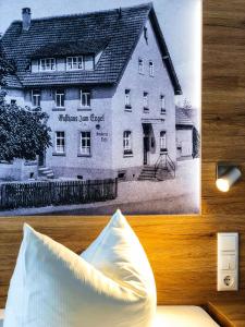 ein schwarz-weißes Bild eines Gebäudes mit einem Kissen in der Unterkunft Hotel zum Engel in Mespelbrunn