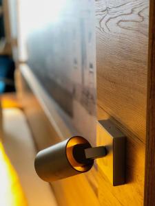 einem Schließen einer Holztür mit einem Knopf in der Unterkunft Hotel zum Engel in Mespelbrunn
