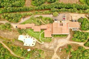 una vista aérea de una casa con patio en Hotel Valkarana Country Relais, en Sant'Antonio di Gallura
