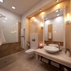 uma casa de banho com um lavatório, um WC e um espelho. em Golden Rainbow Beach Hotel em Sunny Beach