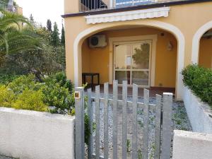 een houten hek voor een huis bij Studio Ele Pizzo beach club in Fondaco Vecchio