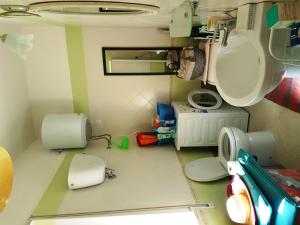 een badkamer met een toilet en een wastafel bij Studio Ele Pizzo beach club in Fondaco Vecchio