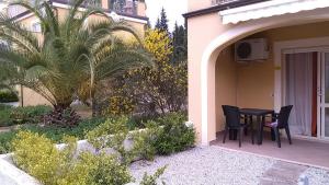 een tafel en stoelen op de veranda van een huis bij Studio Ele Pizzo beach club in Fondaco Vecchio