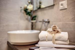 - Baño con lavabo y toallas en una mesa en Approdo Ripetta, en Roma