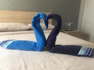 dos cisnes azules sentados sobre una cama en Casetta al Castello, en Naro