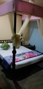 Un pat sau paturi într-o cameră la Jagat Villa Guest House