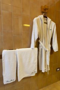 2 toallas colgando de un perchero en el baño en Casa SteMa, en Meda