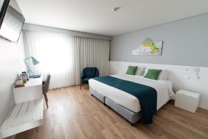 Postel nebo postele na pokoji v ubytování Ilha Hostel & Suites