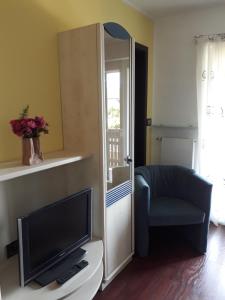 A television and/or entertainment centre at GRETL - Residence