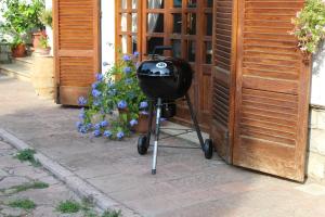 una parrilla de barbacoa en un puesto junto a una puerta en A Casa di Elisabetta, en Santa Maria degli Angeli