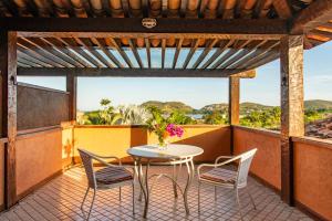 d'une terrasse avec une table et des chaises sur un balcon. dans l'établissement Hotel Ferradura Resort, à Búzios