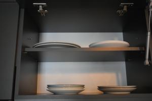 una mensola con piatti e ciotole di Main Square Flat - LUXURY APARTMENTS XANTHI LAX a Xánthi Altre 36 foto