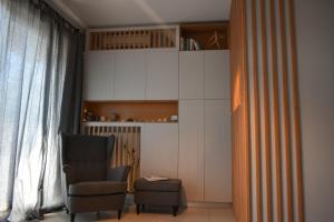 soggiorno con sedia e armadio di Main Square Flat - LUXURY APARTMENTS XANTHI LAX a Xánthi