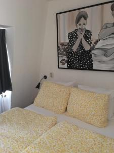 Un dormitorio con una cama y una foto de una mujer en Pied à Terre Oostersingel UMCG, en Groninga