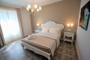 Voodi või voodid majutusasutuse Sui Generis Tropea Luxury Rooms toas