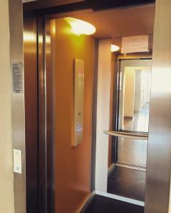 ブラショヴにあるH Studioのエレベーター