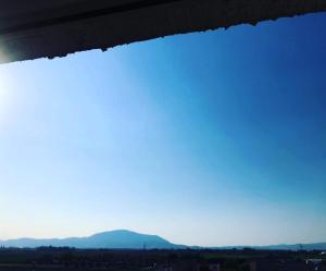 ブラショヴにあるH Studioの山々を背景とした澄んだ青空