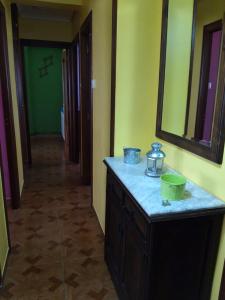 een kamer met een aanrecht, een spiegel en een hal bij PISO CERCA DEL SARDINERO in Santander