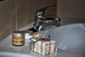 lavabo con vela y grifo en Casa Veigadaira, en Ribadeo