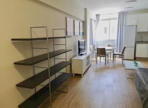 Televízia a/alebo spoločenská miestnosť v ubytovaní Guajara Modern Studio