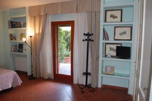 a room with a door leading to a bedroom at Affittacamere Loretta in San Giuliano Terme